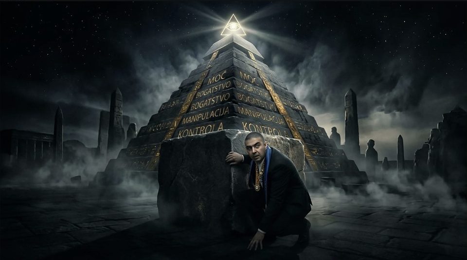 Simbolička ilustracija piramide. Spratovi nose natpise moć, bogatstvo, manipulacija i kontrola. Nije dokumentarni snimak.