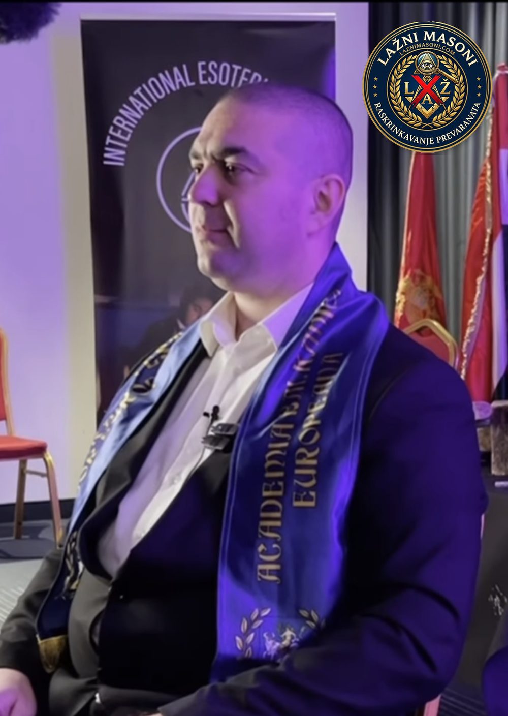 Lenta i baner ezoterijske akademije, sa grbom Lažni Masoni